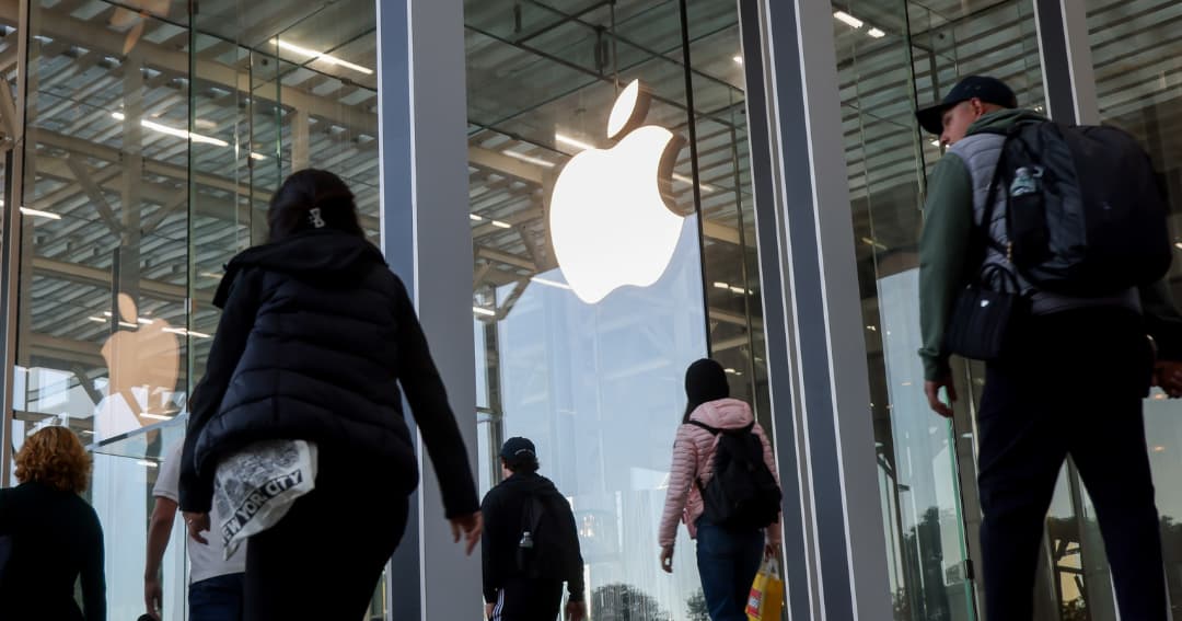 Peatones pasan frente a una tienda de Apple en Nueva York