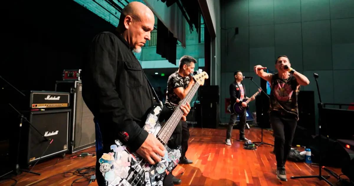 Una banda de rock toca sobre el escenario en una jornada de Ciudad Altavoz en Medellín