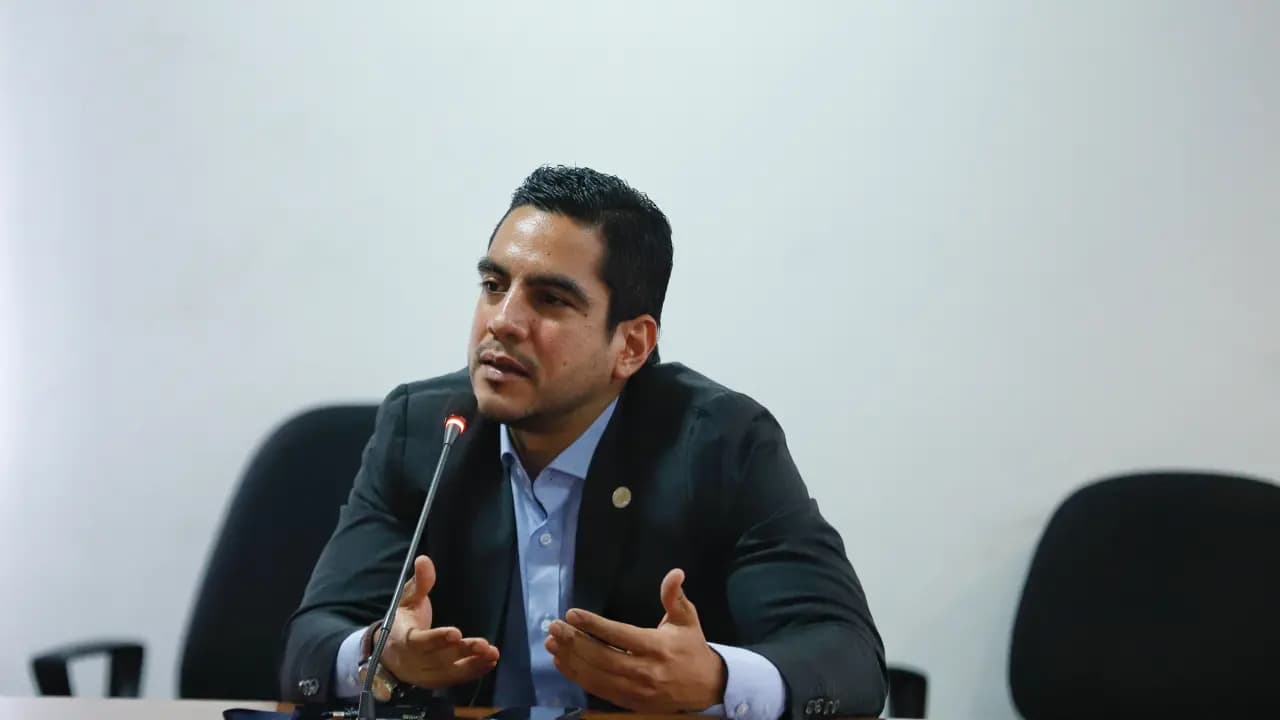 El senador Alex Flórez durante una intervención pública ante un micrófono