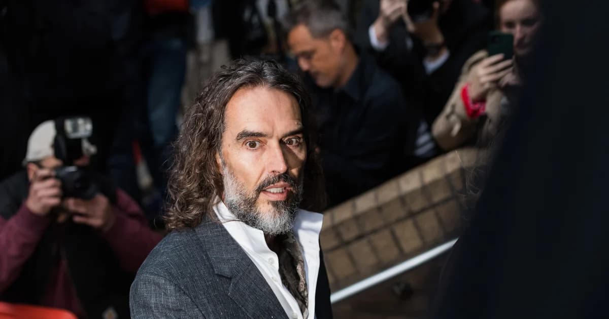 Russell Brand llega al Tribunal de la Corona de Southwark, en Londres