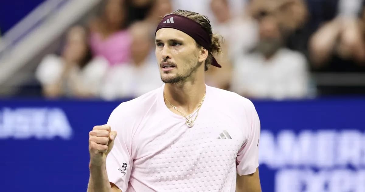 Alexander Zverev golpea la pelota durante su partido en el US Open
