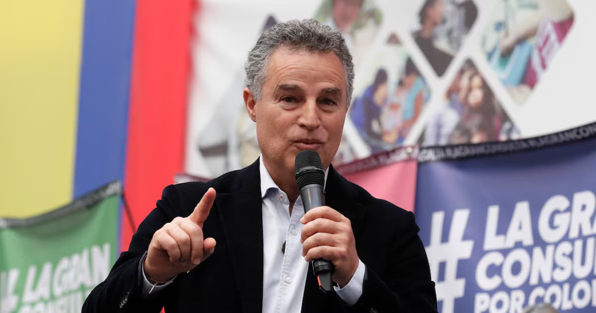 El exgobernador de Antioquia Aníbal Gaviria habla con un micrófono durante un evento público