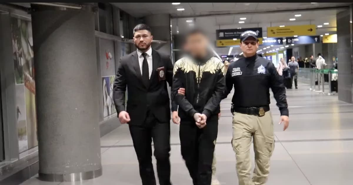 Agentes custodian a un detenido durante un traslado de extradición