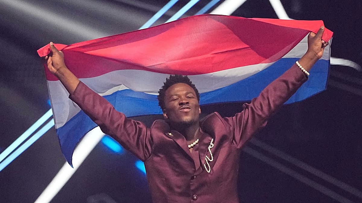 Claude, representante de Países Bajos en Eurovisión 2025, ondea la bandera neerlandesa en el ensayo de la final en Basilea