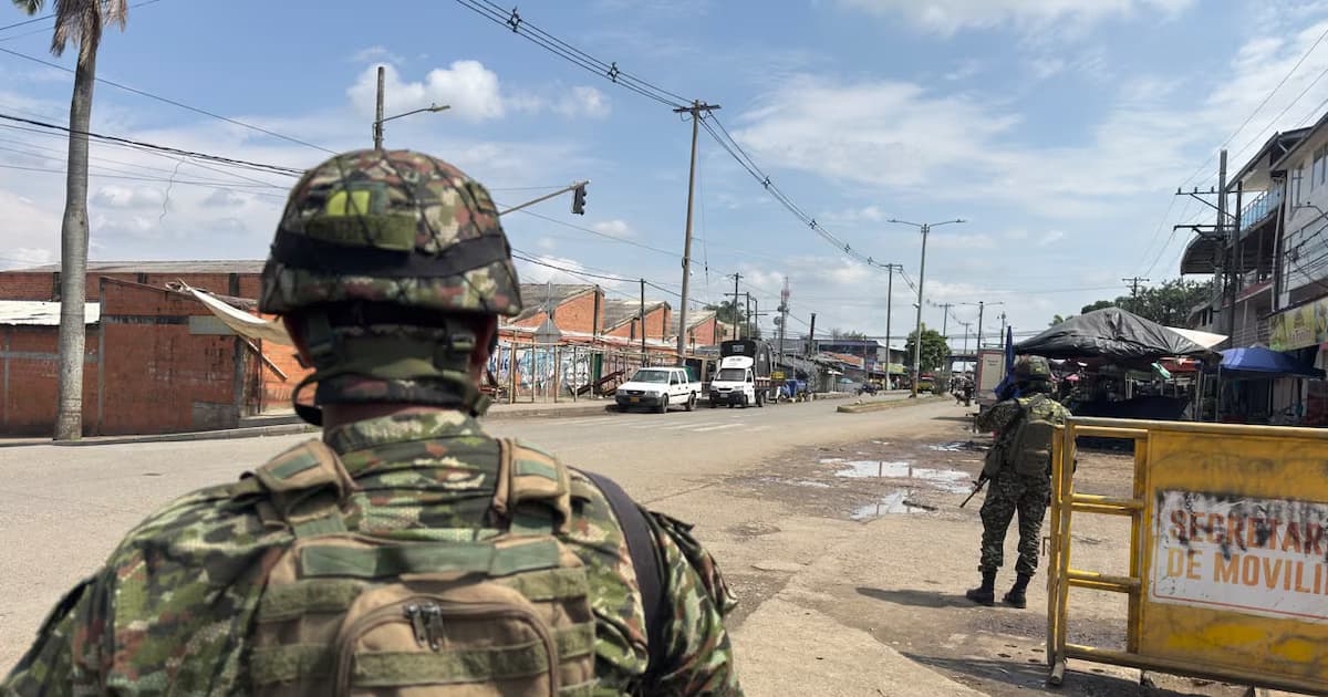 Un soldado custodia una calle del centro de Santander de Quilichao, Cauca, junto a un punto de control