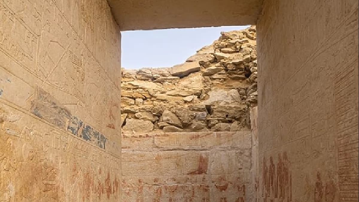 Relieves policromados en el interior de la tumba hallada en Saqqara