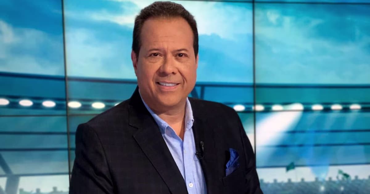 El narrador deportivo Javier Fernández, conocido como el «Cantante del gol», en un set de televisión