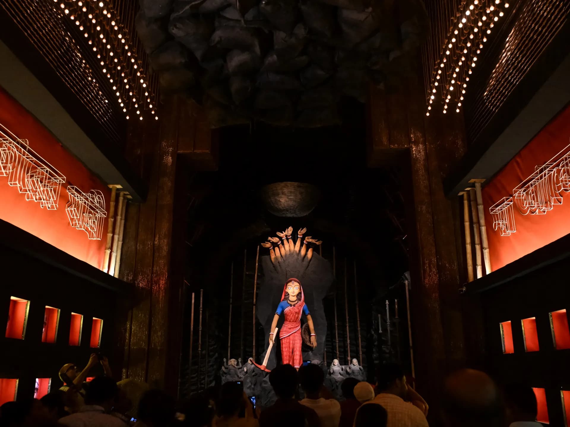 Fieles frente a una figura de la diosa Durga en un pabellón del festival Durga Puja en Calcuta