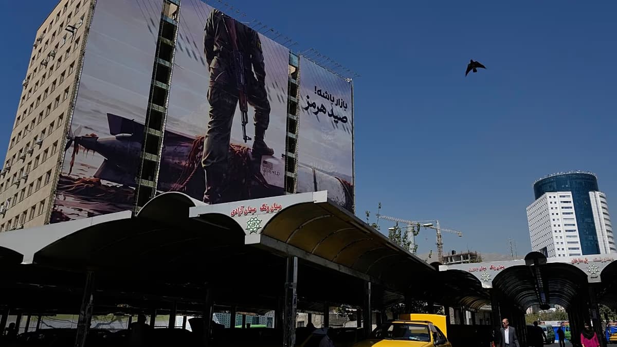 Valla gigante sobre el estrecho de Ormuz en la plaza Azadi de Teherán
