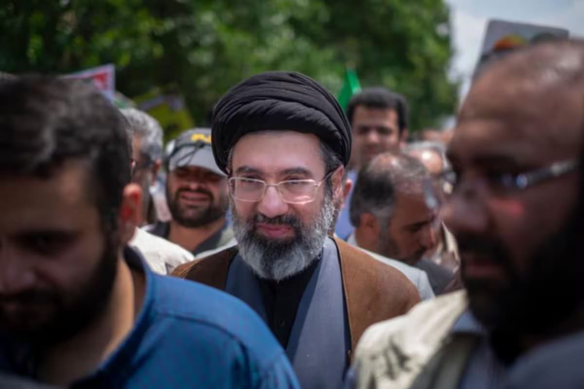 Mojtaba Jamenei, líder supremo de Irán, entre una multitud