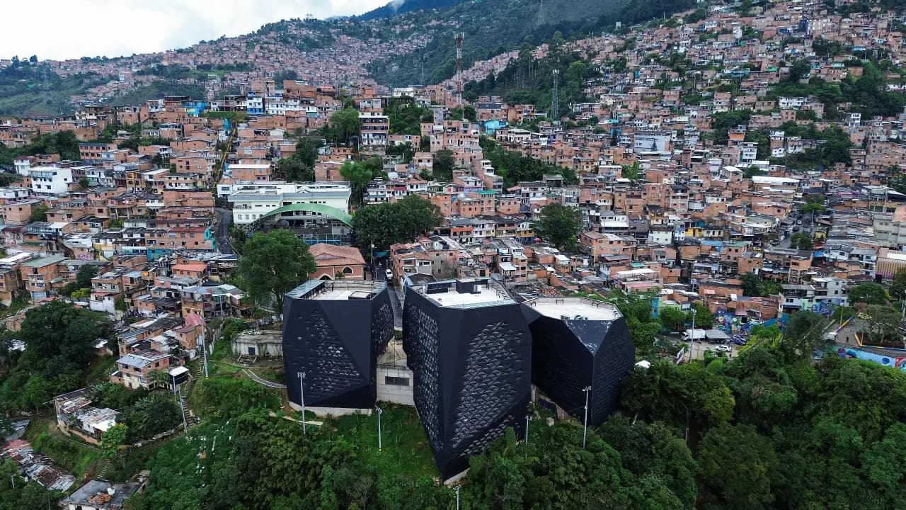 Vista aérea de las tres cajas del Parque Biblioteca Santo Domingo Savio, en la comuna Popular de Medellín