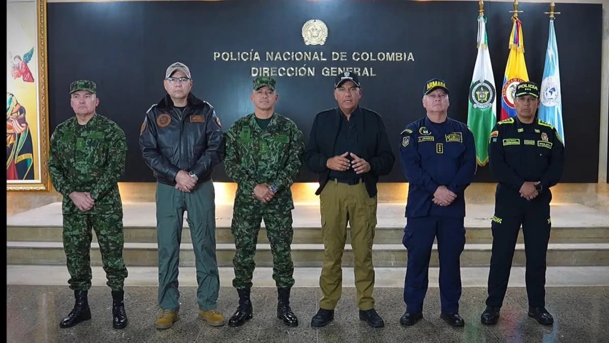 El ministro de Defensa, Jorge Eduardo Mora, junto a la cúpula de la fuerza pública en la Dirección General de la Policía