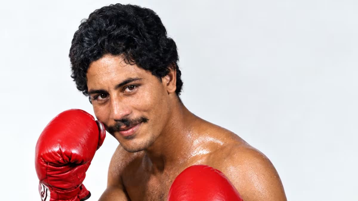 Wilfredo Gómez posa con los guantes de boxeo en su época de campeón