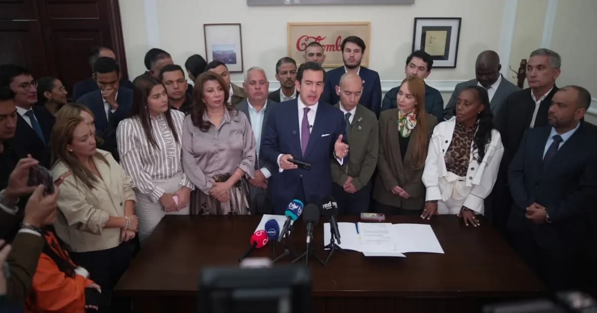 El ministro del Interior, Rodrigo Lara, habla ante micrófonos rodeado de congresistas durante la radicación del proyecto