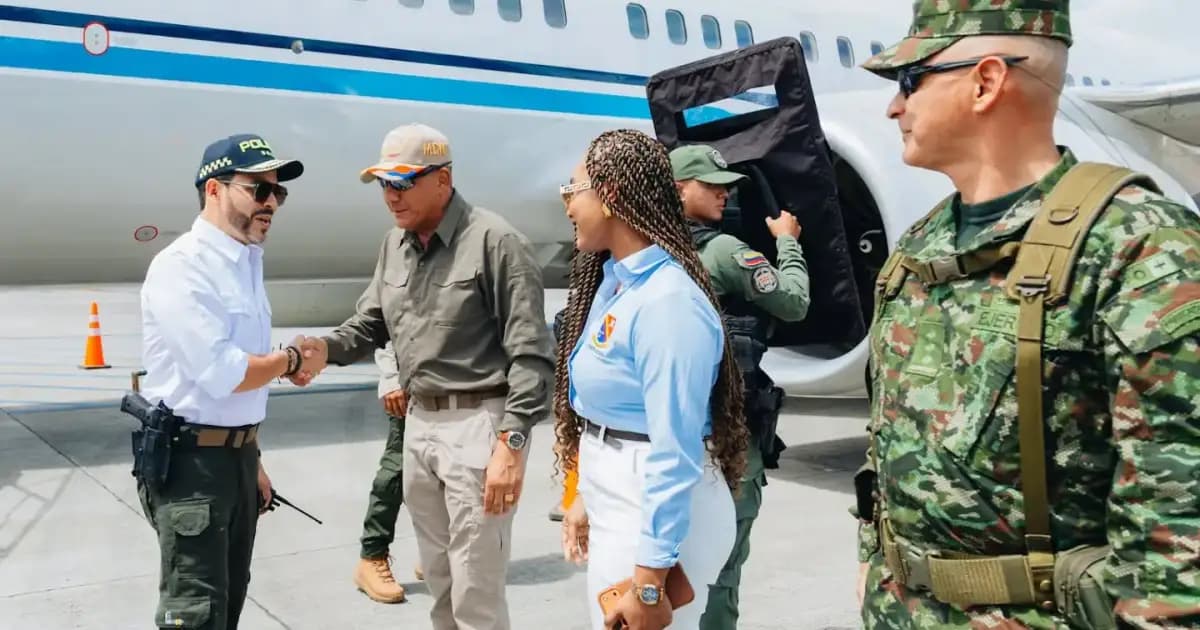 El presidente Abelardo de la Espriella saluda a un oficial de la Policía a su llegada en avión a San Andrés