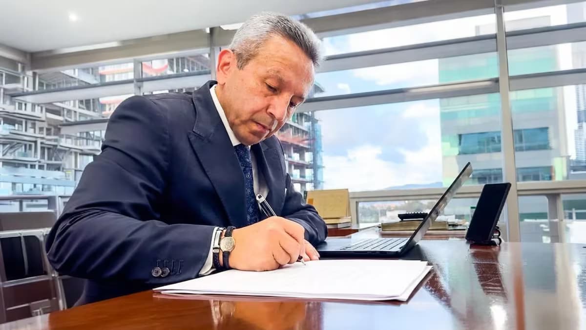 Ricardo Ayerbe, presidente de la ANI, firma documentos en una oficina