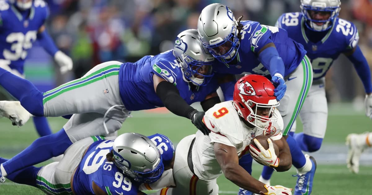 Defensores de los Seahawks derriban al corredor de los Chiefs Kenneth Walker III en el Lumen Field de Seattle