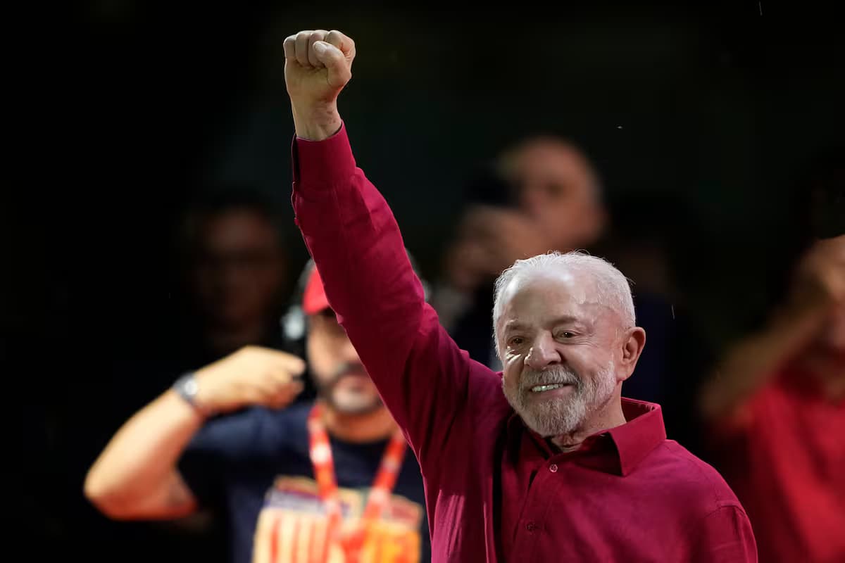 Luiz Inácio Lula da Silva saluda con el puño en alto durante un acto político