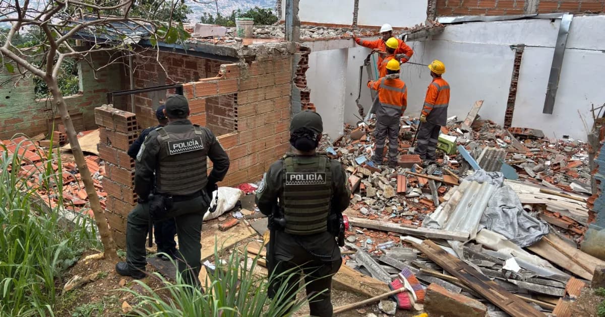 Policías vigilan mientras operarios demuelen viviendas en el sector El Jardín de Manrique