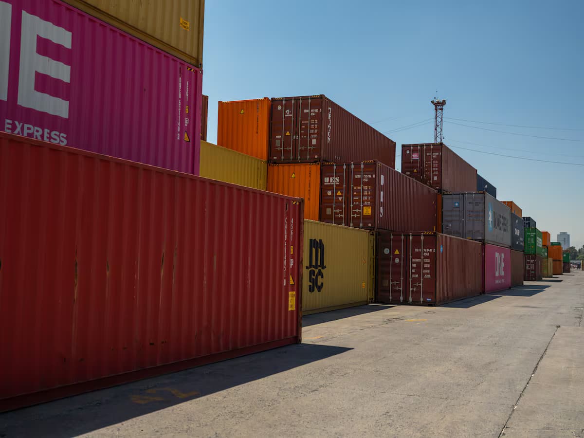 Contenedores de carga en un puerto colombiano
