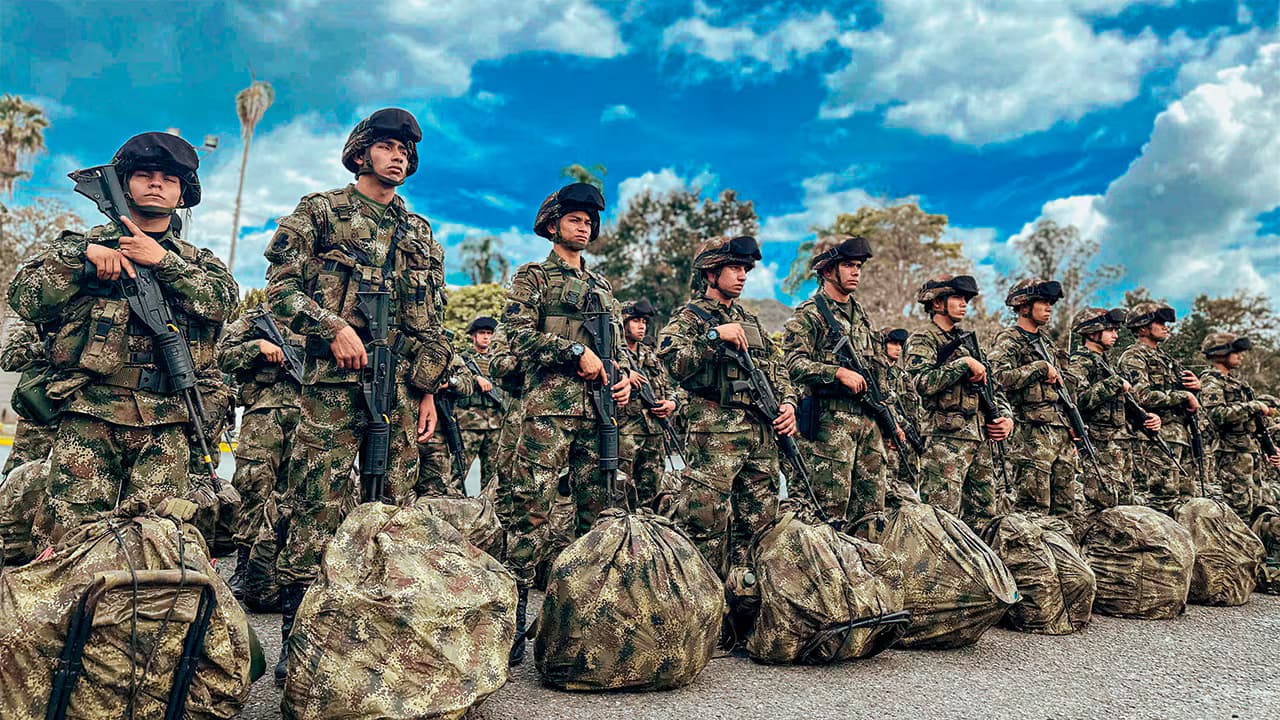 Soldados del Ejército formados con sus fusiles y sus equipos de campaña en el suelo