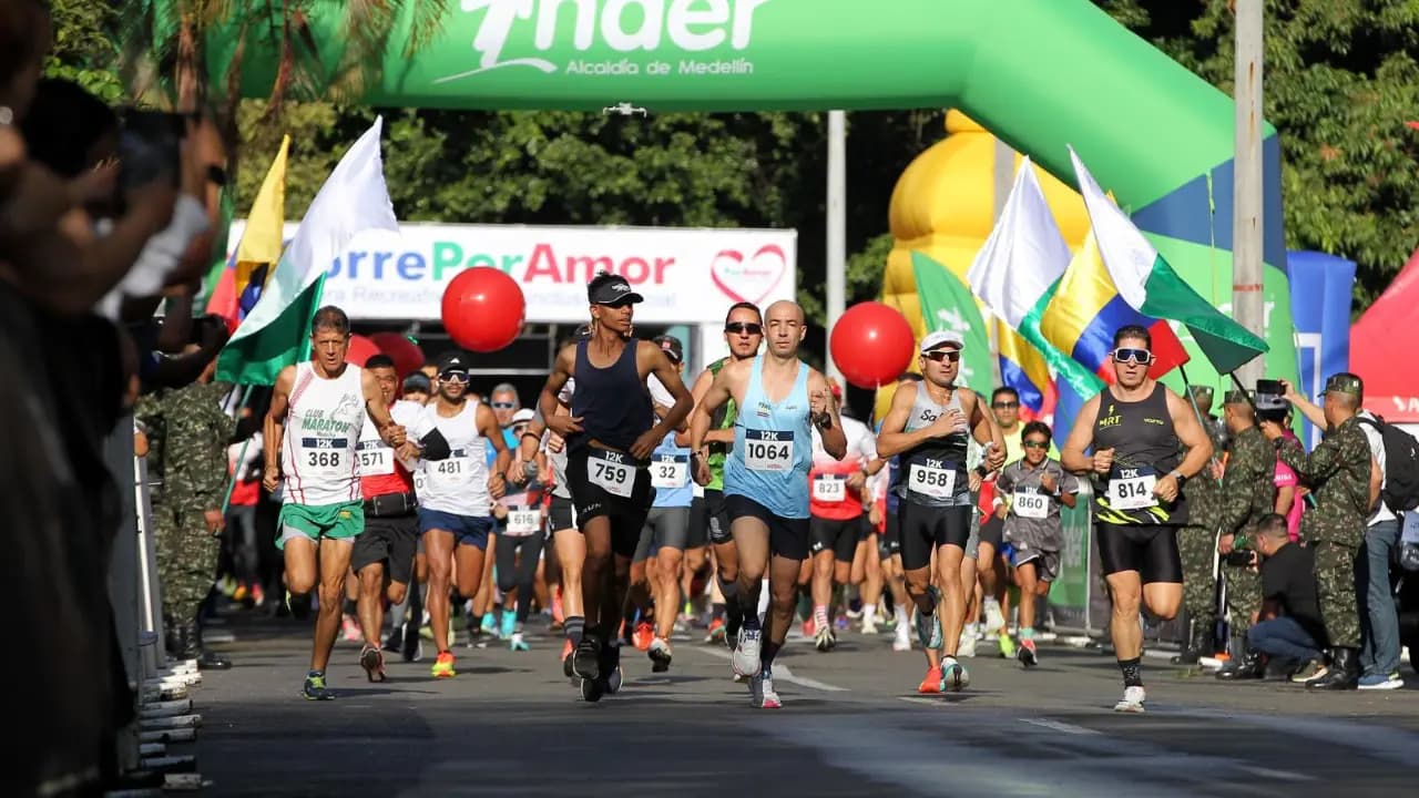 Corredores durante el recorrido de la Maratón Medellín por las calles de la ciudad
