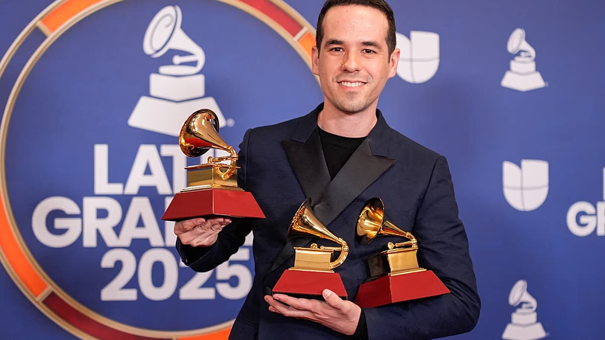 Edgar Barrera con sus premios Latin Grammy
