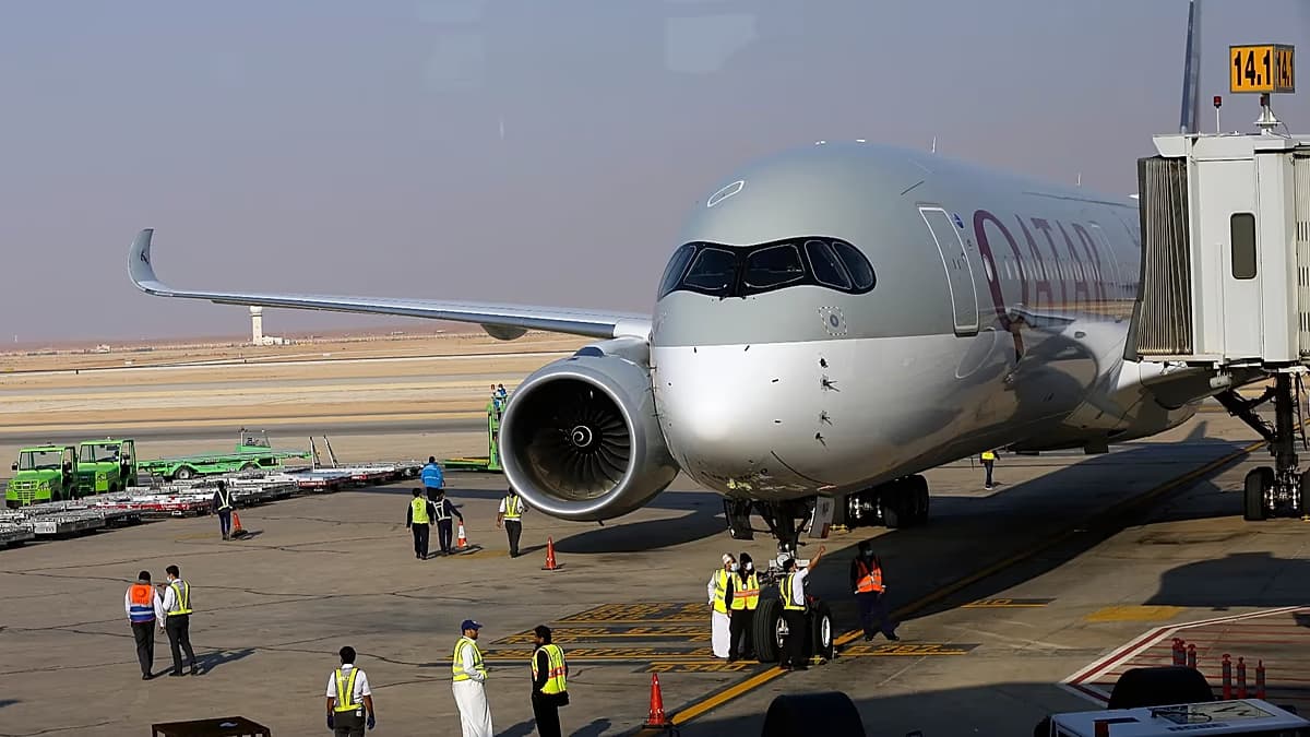Un avión estacionado en la plataforma del aeropuerto King Khalid de Riad