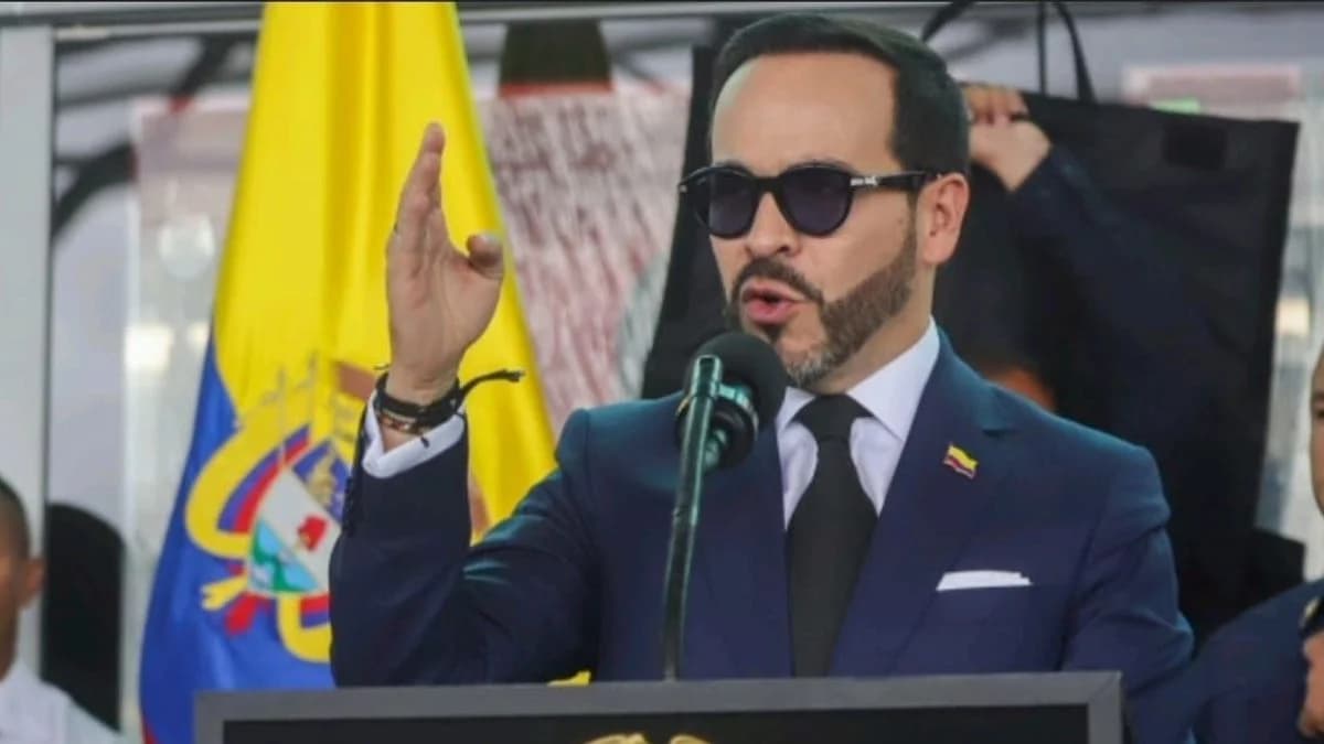 El presidente Abelardo de la Espriella habla ante un atril junto a la bandera de Colombia
