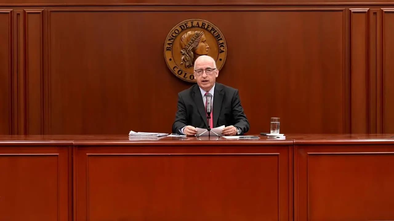 Leonardo Villar, gerente del Banco de la República, durante la rueda de prensa tras la reunión de la junta directiva