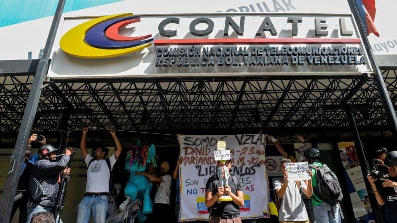 Manifestantes frente a la sede de la Comisión Nacional de Telecomunicaciones de Venezuela, en Caracas
