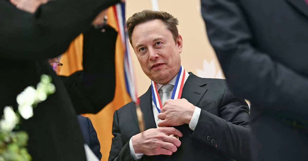 Elon Musk con la Medalla Nacional de Ciencia en Washington