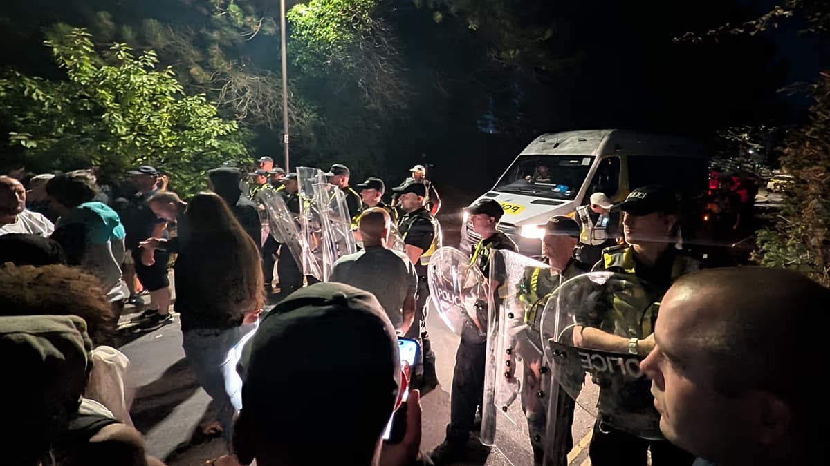 Manifestantes frente a un cordón policial en Portsmouth, Inglaterra
