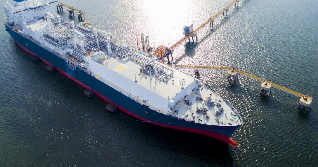 Buque de almacenamiento y regasificación de SPEC LNG atracado en la bahía de Cartagena