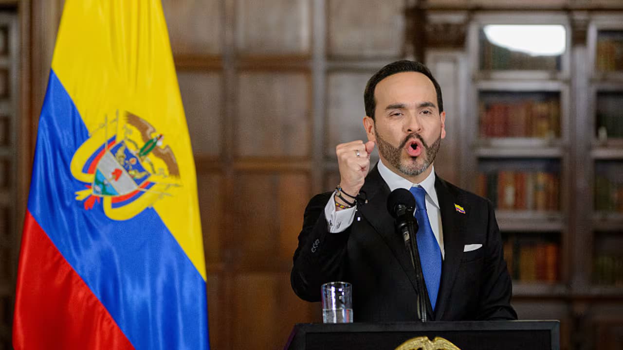 El presidente Abelardo de la Espriella habla en un atril junto a la bandera de Colombia