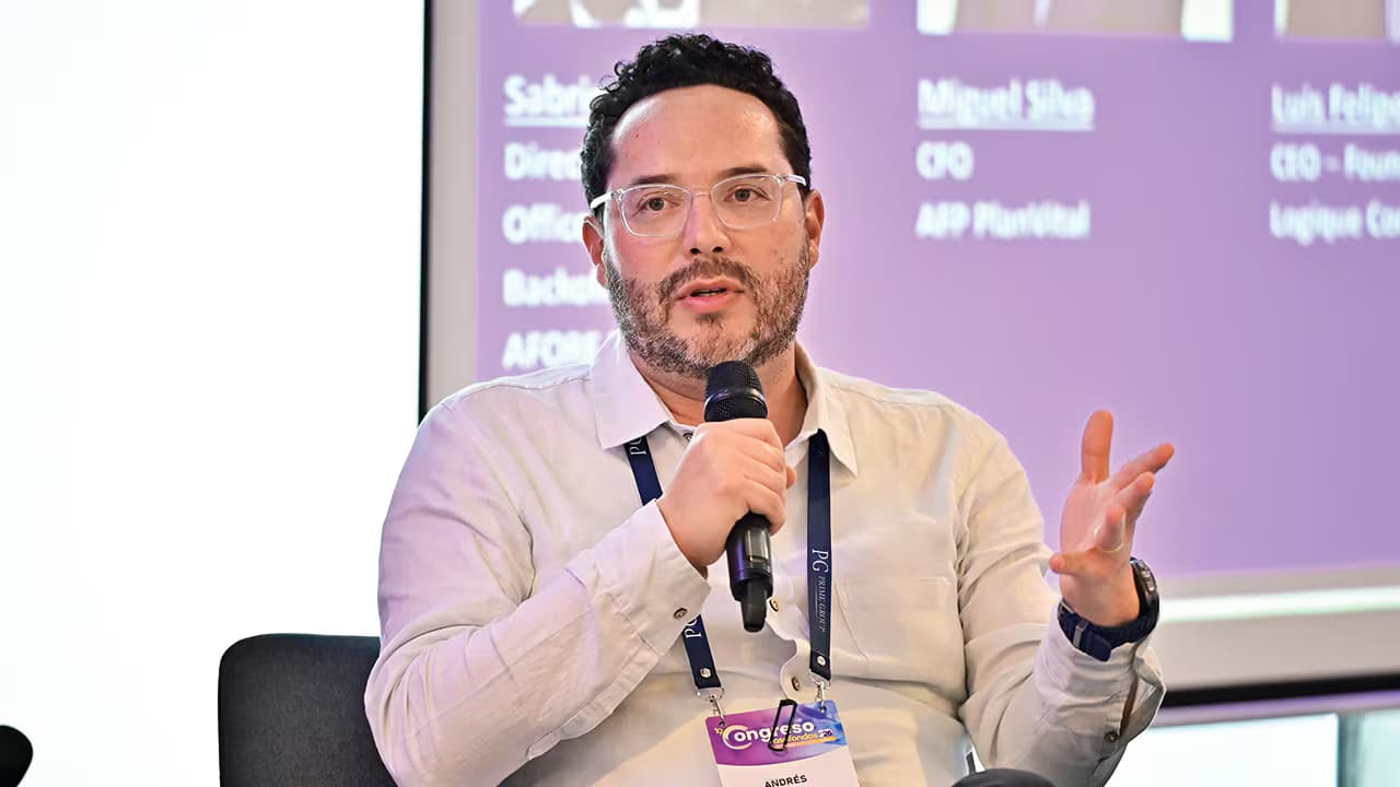 Andrés Velasco, presidente de Asofondos, durante una intervención en un panel