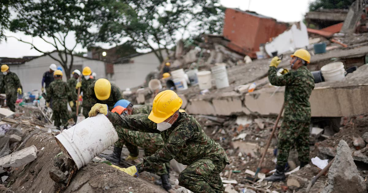 Soldados retiran escombros de una edificación colapsada por el terremoto del 10 de agosto