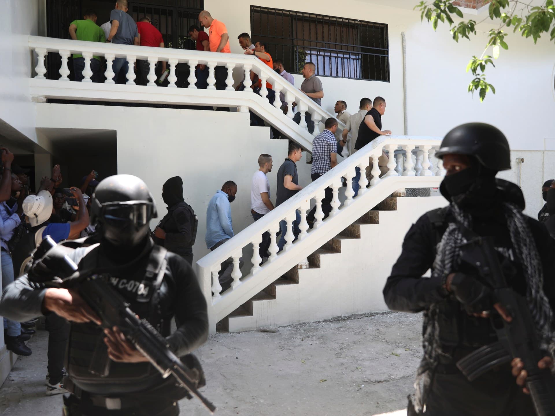 Acusados por el asesinato del presidente Jovenel Moïse son escoltados por la Policía en Puerto Príncipe