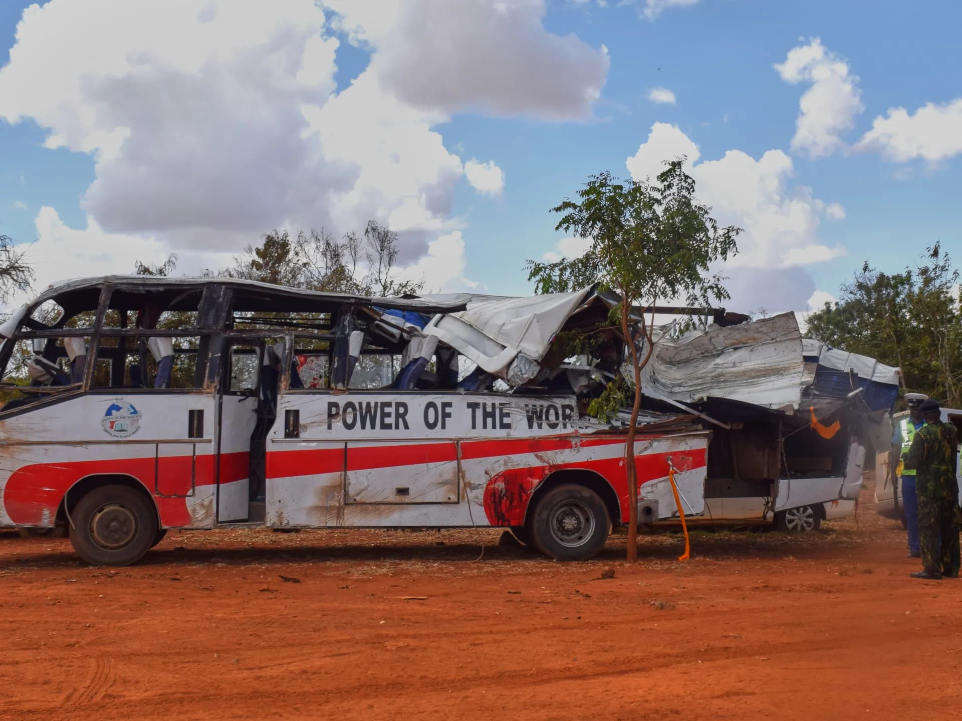 Restos del bus siniestrado en la carretera Nairobi-Mombasa, en Kenia