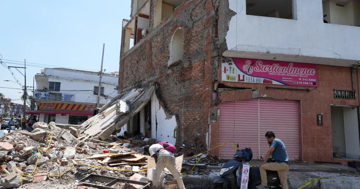 Un local comercial derrumbado por el terremoto, con escombros en la acera