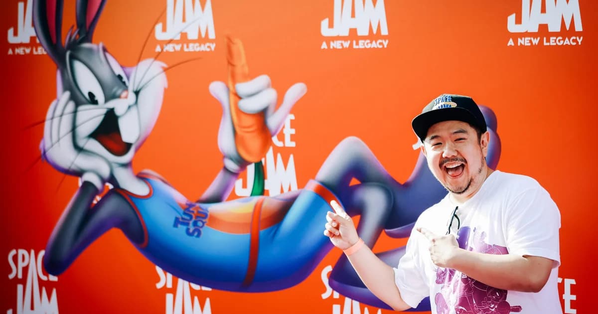 Eric Bauza posa junto a una imagen de Bugs Bunny en el estreno de Space Jam: A New Legacy