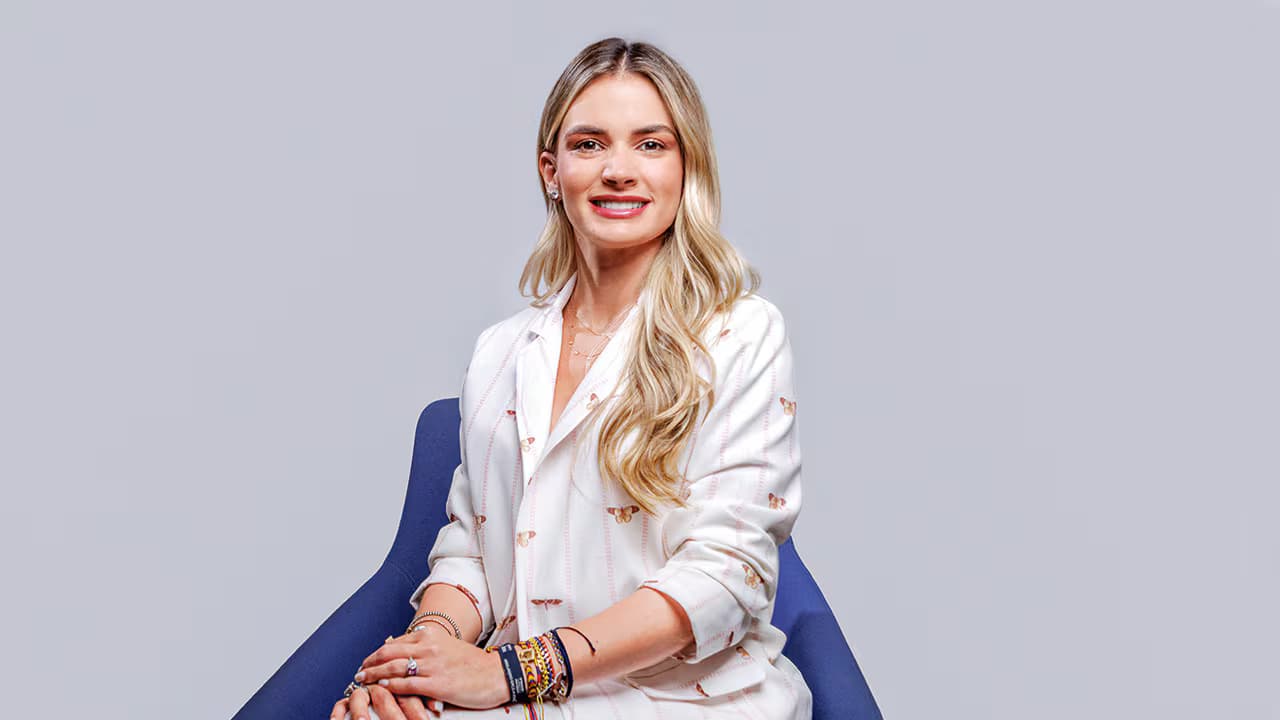 La primera dama Ana Lucía Pineda, sentada en un retrato de estudio