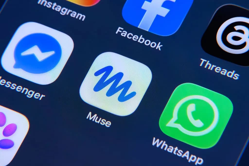Pantalla de un teléfono con las aplicaciones de Meta abiertas