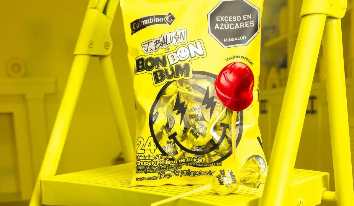 Paquete amarillo de la edición especial de Bon Bon Bum con J Balvin y un bombón rojo