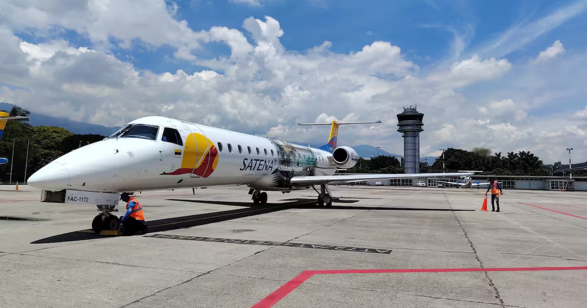 Avión Embraer de Satena estacionado en la plataforma de un aeropuerto