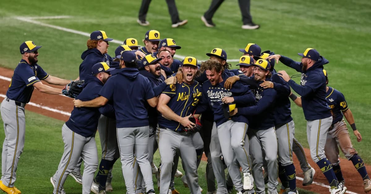 Los jugadores de los Cerveceros de Milwaukee celebran en el campo del Tropicana Field tras ganar la Serie Mundial