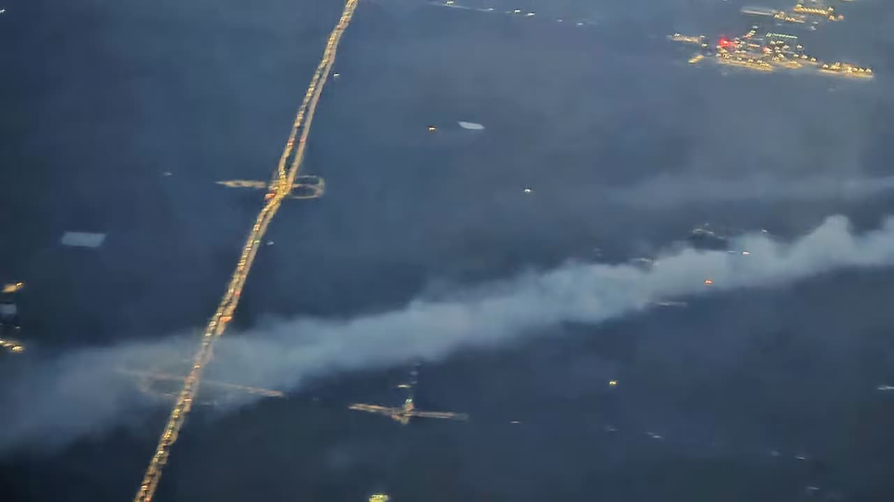 Humareda del incendio de cobertura vegetal extendiéndose sobre el norte de Cali al caer la tarde