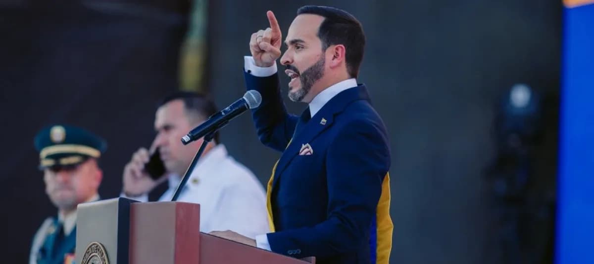 El presidente Abelardo de la Espriella habla ante un micrófono con el dedo índice levantado, con oficiales de la fuerza pública detrás