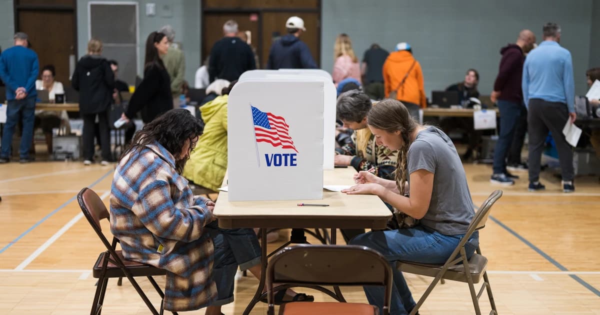 Votantes llenan sus tarjetones en un puesto de votación anticipada en Estados Unidos