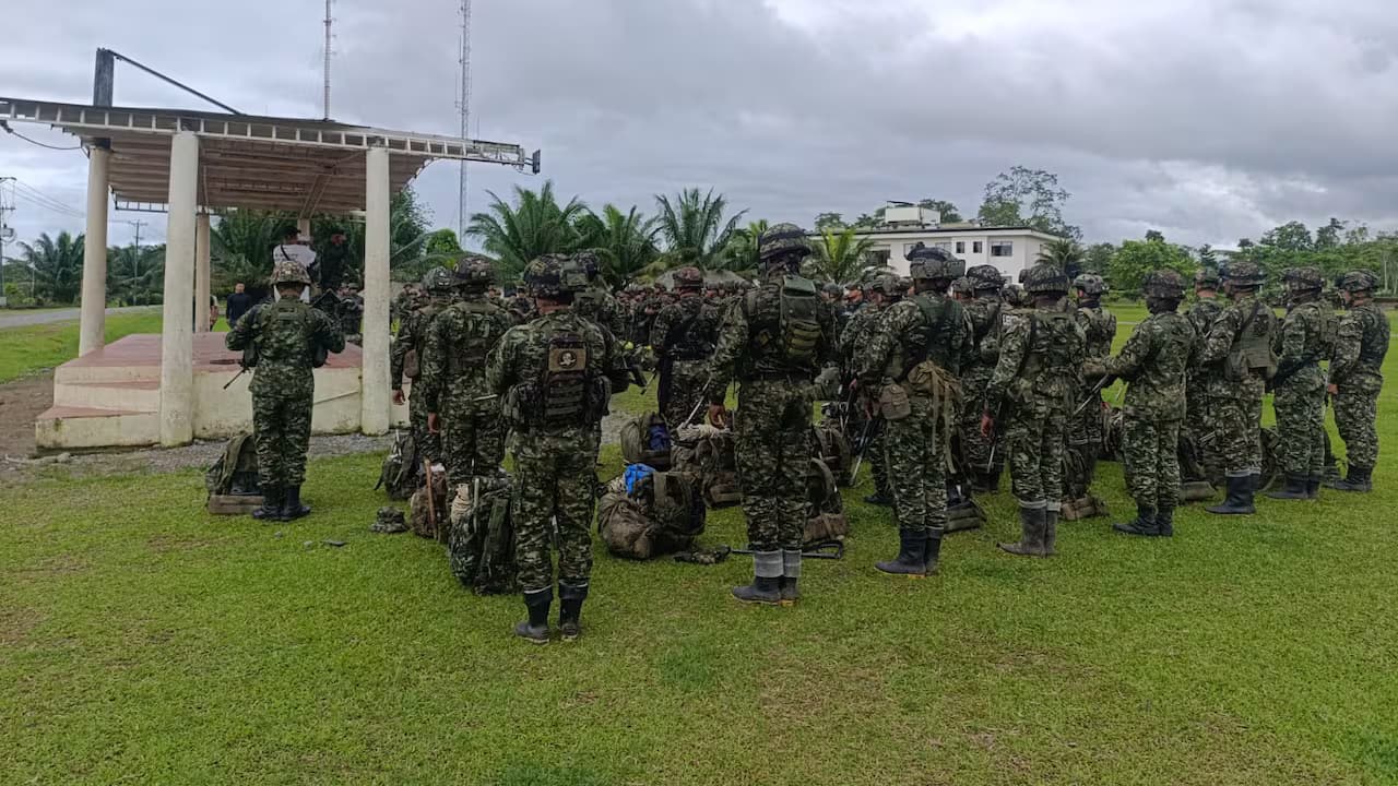 Soldados del Ejército reunidos con sus equipos de campaña en una zona verde antes de una operación
